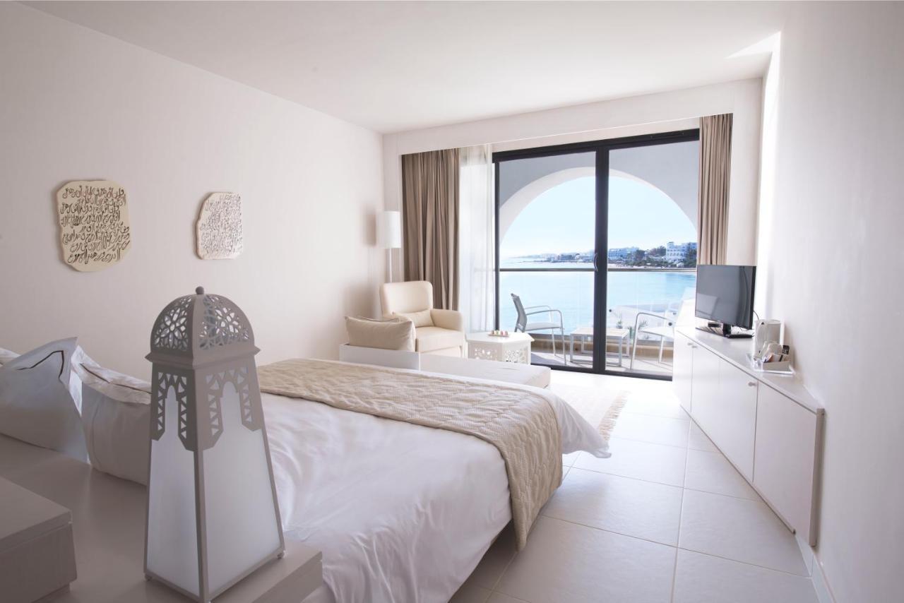 فندق لا باديرا - للبالغين فقط الحمامات المظهر الخارجي الصورة A room at the hotel