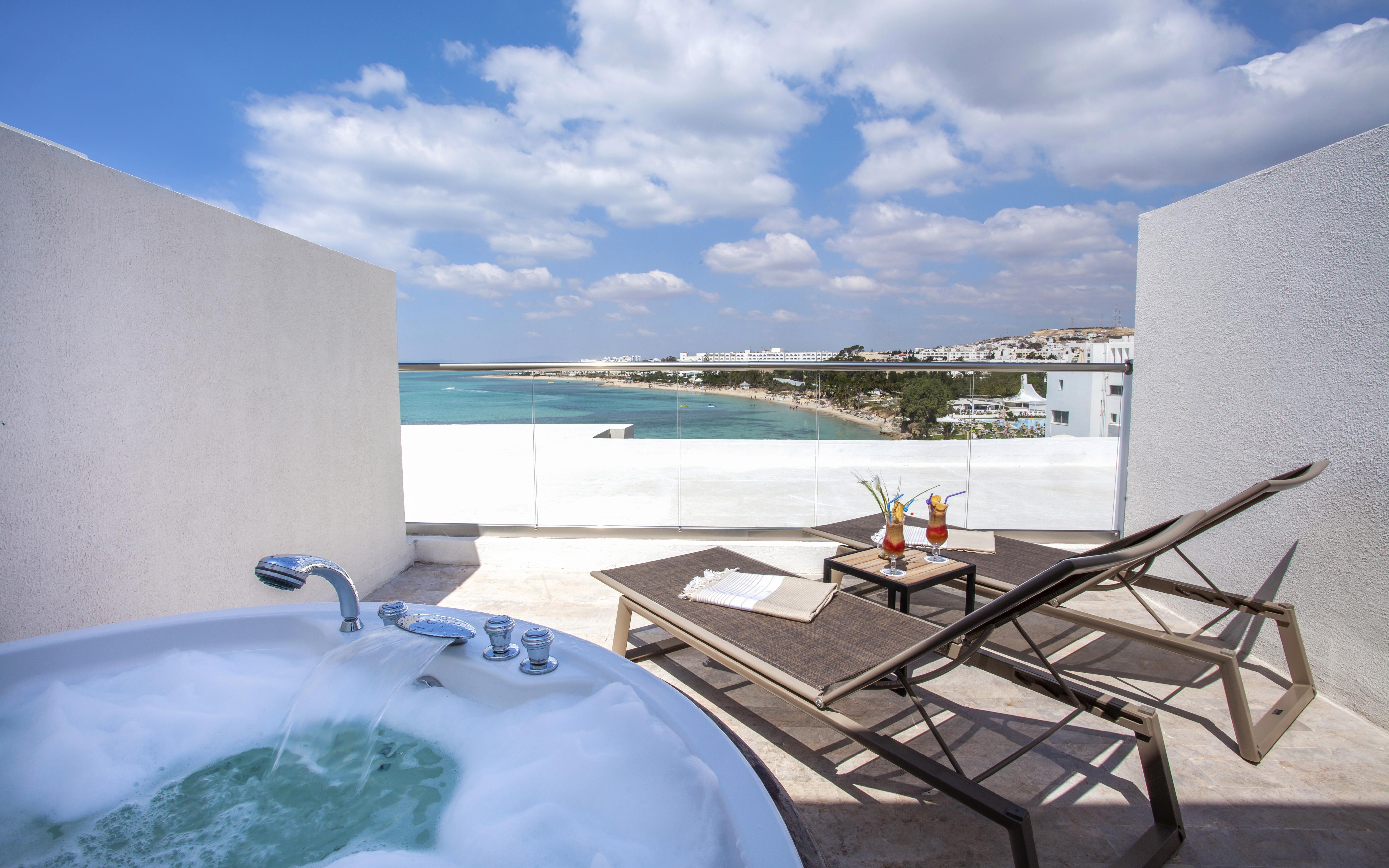 فندق لا باديرا - للبالغين فقط الحمامات المظهر الخارجي الصورة A view from a suite at the hotel