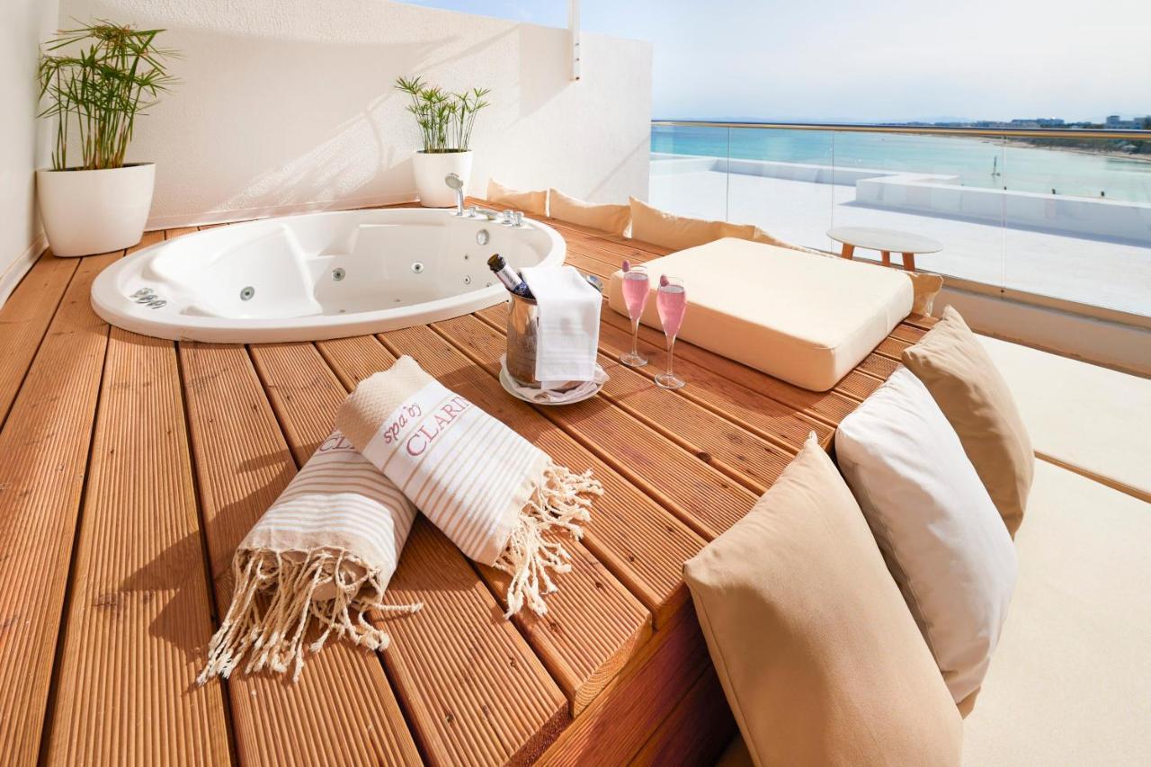 فندق لا باديرا - للبالغين فقط الحمامات المظهر الخارجي الصورة A hot tub on a balcony