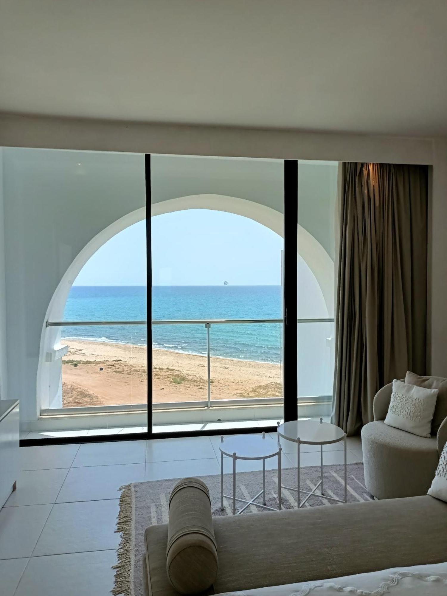 فندق لا باديرا - للبالغين فقط الحمامات المظهر الخارجي الصورة A view of the Mediterranean from a hotel room in Herzliya
