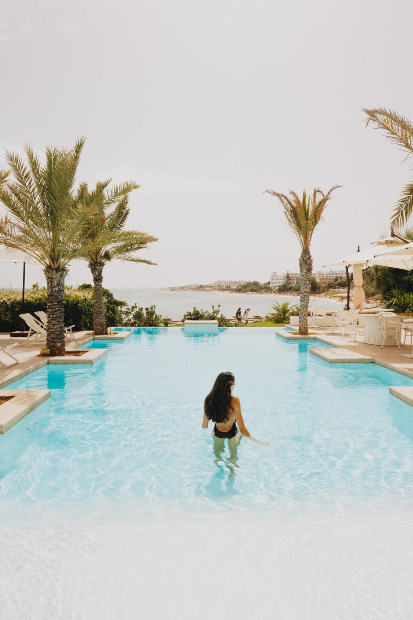 فندق لا باديرا - للبالغين فقط الحمامات المظهر الخارجي الصورة The pool at the Royal Beach Palace