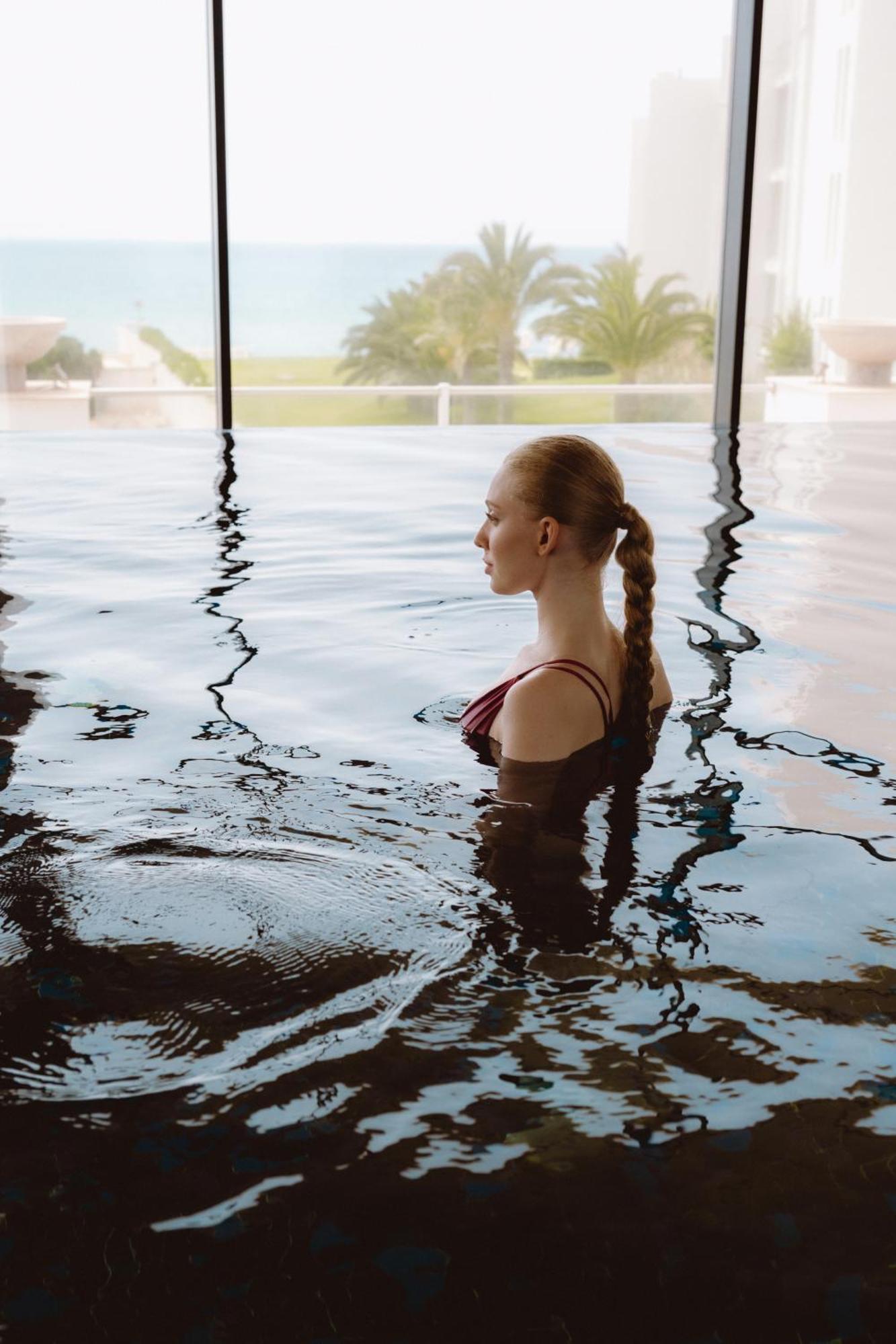 فندق لا باديرا - للبالغين فقط الحمامات المظهر الخارجي الصورة A woman in a spa