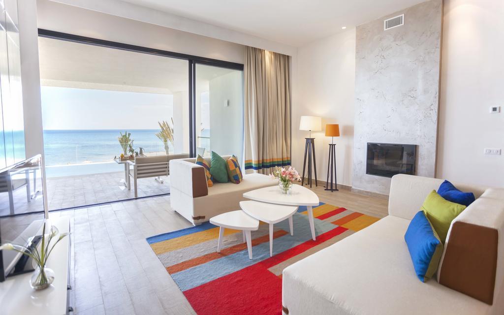 فندق لا باديرا - للبالغين فقط الحمامات المظهر الخارجي الصورة A living room at the resort