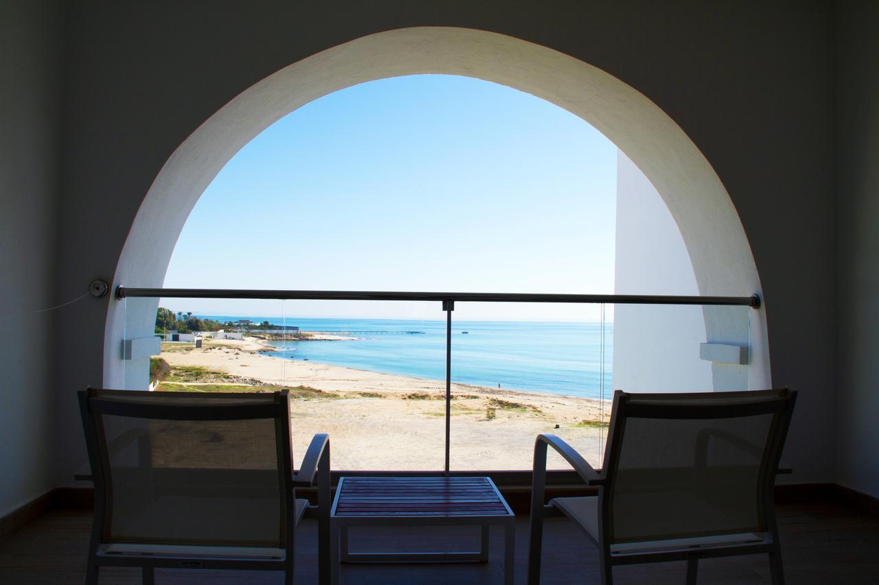 فندق لا باديرا - للبالغين فقط الحمامات المظهر الخارجي الصورة View of the beach from a hotel room